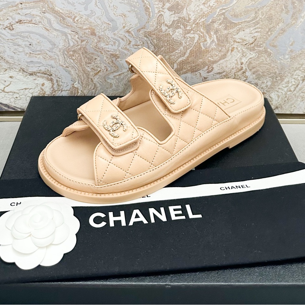 New! Lambskin Quilted Velcro Dad Chain CC Slide Sandals - Picture 3 of 12